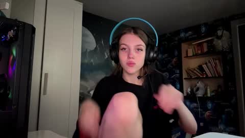 Hi Im Aria 18 years old online show from September 2025 12:07:01 PM