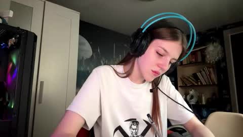 Hi Im Aria 18 years old online show from September 2025 12:09:01 PM