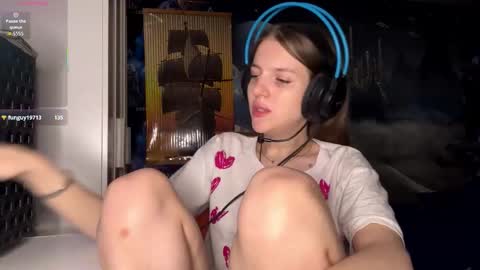 Hi Im Aria 18 years old online show from November 2025 12:31:02 PM