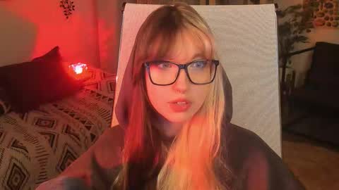 Mia online show from November 2025 01:23:02 PM