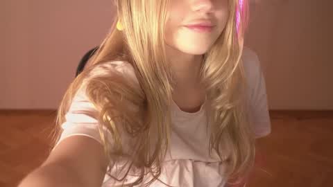 Lara OFFLINE  online show from January 2025 12:18:01 AM