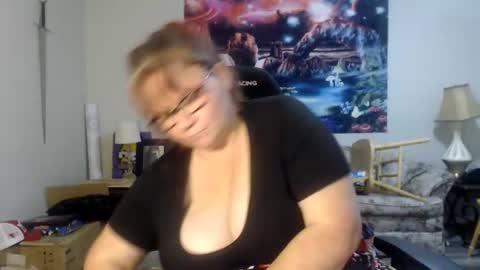 Snapshot of metalshop chatting on December 2024 04:01:01 AM Mommy Jaxx online show from December 2024 04:01:01 AM