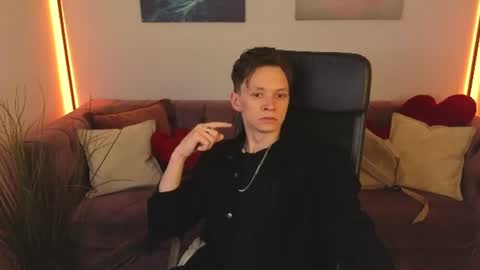 Snapshot of meverik_oushen chatting on June 2026 08:25:02 PM MEVERIK OUSHEN online show from June 2026 08:25:02 PM