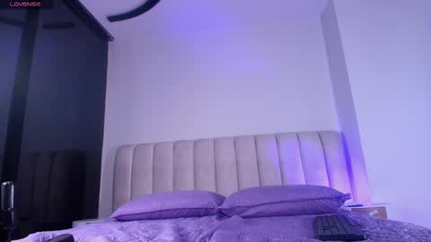 Emi online show from November 2025 07:35:01 PM