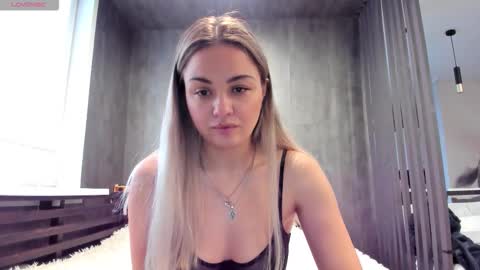 Mia online show from November 2025 03:05:01 AM