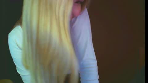 Snapshot of mia_fleur_ chatting on January 2025 08:11:01 PM Mia online show from January 2025 08:11:01 PM