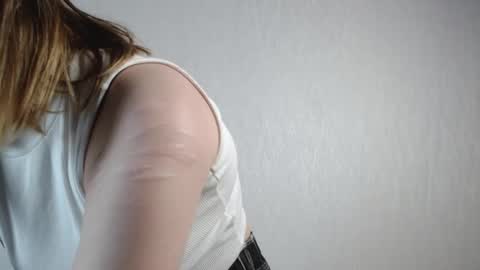 Snapshot of mia_foxie chatting on January 2026 03:06:01 PM Mia online show from January 2026 03:06:01 PM