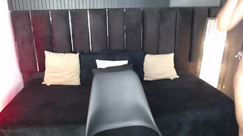 Mia  online show from December 2025 02:32:02 PM