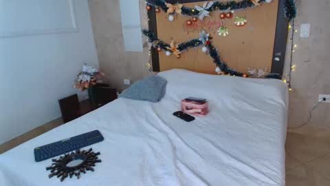 MIALOPEZ      .     Y      .      online show from December 2025 09:01:02 PM