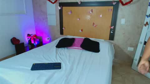 MIALOPEZ      .     Y      .      online show from March 2026 06:25:01 PM