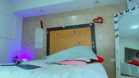 MIALOPEZ      .     Y      .      online show from April 2026 07:58:02 PM