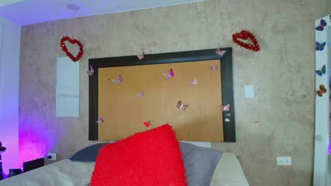 MIALOPEZ      .     Y      .      online show from April 2026 09:39:33 PM