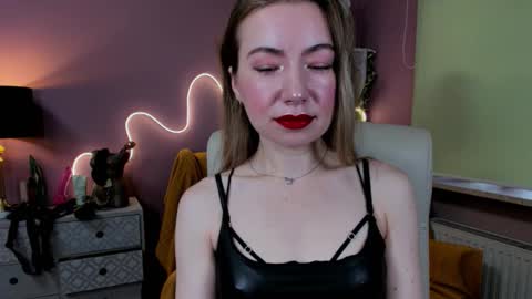 Mia online show from September 2025 07:01:02 AM