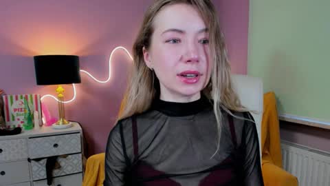 Mia online show from November 2025 08:04:02 AM