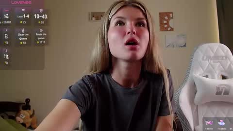 Snapshot of mia_mils chatting on September 2025 02:50:02 PM online show from September 2025 02:50:02 PM