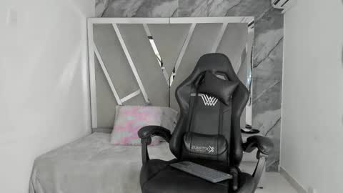 mia_petiteht online show from April 2026 09:15:02 PM