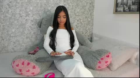 Mia online show from May 2026 02:07:02 AM