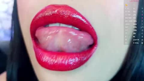 Mia online show from November 2025 05:33:02 PM