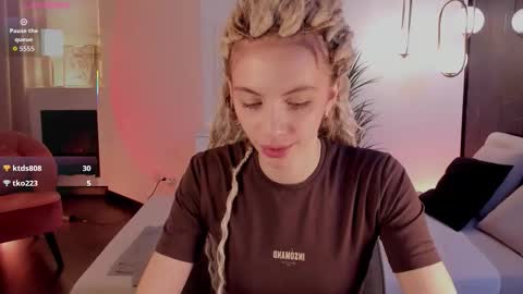 Mia online show from October 2025 07:07:02 AM