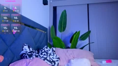 Snapshot of mia_sirenia chatting on February 2026 04:05:02 PM Mia online show from February 2026 04:05:02 PM