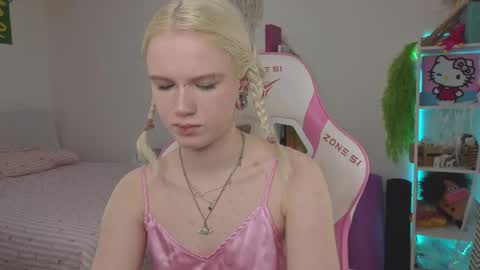 Snapshot of mia_waterlily chatting on April 2026 03:31:01 AM Mia online show from April 2026 03:31:01 AM