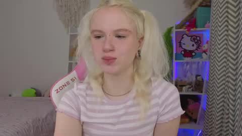 Snapshot of mia_waterlily chatting on April 2026 03:28:01 AM Mia online show from April 2026 03:28:01 AM