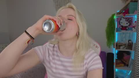 Snapshot of mia_waterlily chatting on April 2026 03:35:02 AM Mia online show from April 2026 03:35:02 AM