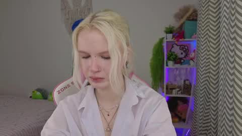 Snapshot of mia_waterlily chatting on April 2026 03:22:01 AM Mia online show from April 2026 03:22:01 AM