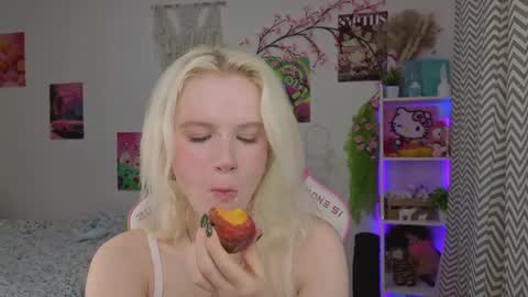 Snapshot of mia_waterlily chatting on May 2026 03:24:02 AM Mia online show from May 2026 03:24:02 AM