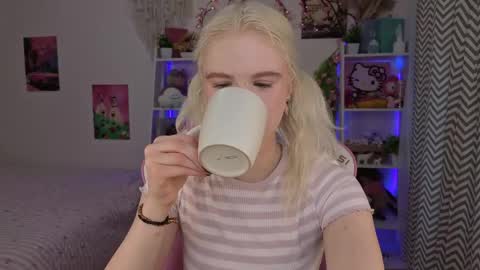 Snapshot of mia_waterlily chatting on May 2026 03:25:02 AM Mia online show from May 2026 03:25:02 AM