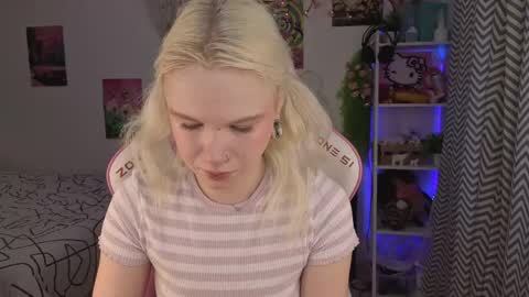 Snapshot of mia_waterlily chatting on June 2026 03:20:02 AM Mia online show from June 2026 03:20:02 AM