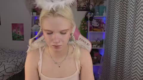 Snapshot of mia_waterlily chatting on June 2026 03:35:01 AM Mia online show from June 2026 03:35:01 AM