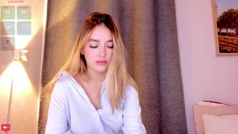 Mia White  online show from October 2025 01:23:02 PM