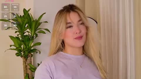 Snapshot of mia_white11 chatting on June 2026 03:35:01 PM Mia White online show from June 2026 03:35:01 PM