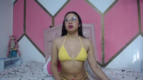 Mia online show from December 2025 12:55:01 PM