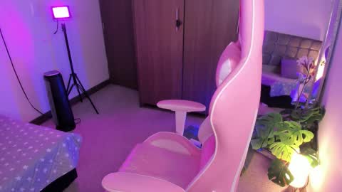 mia  nicolle online show from October 2025 11:47:02 PM