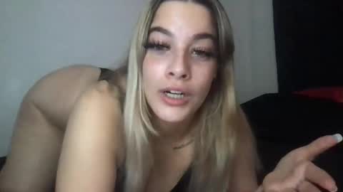 Mia Moji online show from October 2025 12:46:01 PM