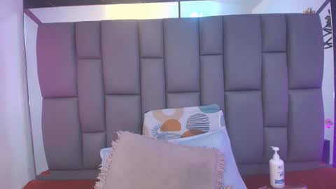 Mia online show from January 2026 12:10:02 PM