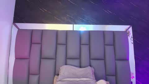 Mia online show from February 2026 12:05:02 PM