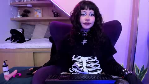 Mia online show from February 2025 12:57:02 PM