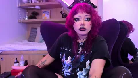 Mia online show from February 2025 12:37:02 PM