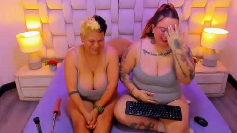 Snapshot of miaandmolly_ chatting on December 2025 01:44:02 AM mia red hair molly short hair online show from December 2025 01:44:02 AM