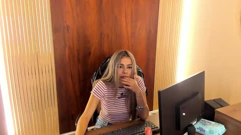 MiaCarper online show from January 2025 12:50:01 AM