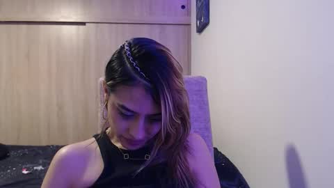 Snapshot of miacollings1 chatting on November 2025 12:33:01 AM Miia online show from November 2025 12:33:01 AM