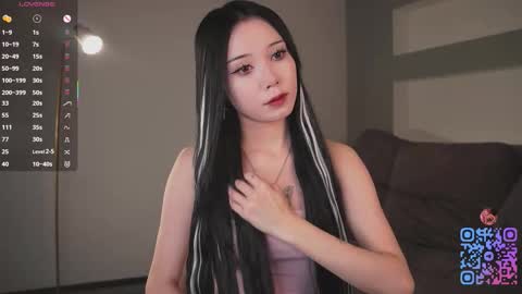 Mia online show from November 2025 12:26:01 PM