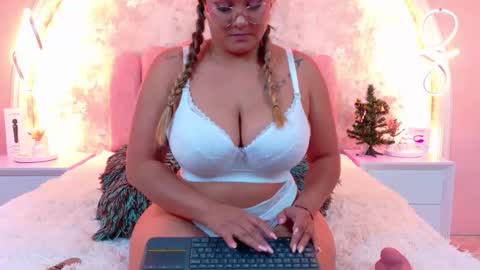 Mia online show from December 2025 04:07:02 AM