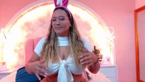 Mia online show from December 2025 04:28:02 AM