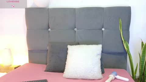 Snapshot of miamackleyn_ chatting on April 2026 01:57:02 PM MIA online show from April 2026 01:57:02 PM