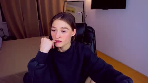 Mia online show from March 2025 05:39:02 PM