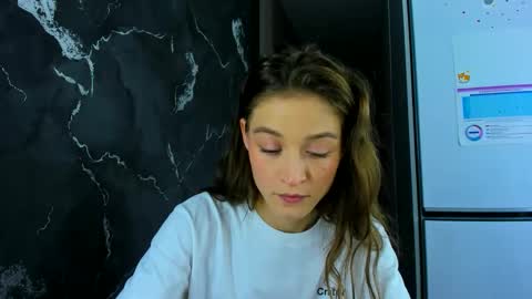 Mia online show from October 2025 08:20:01 PM